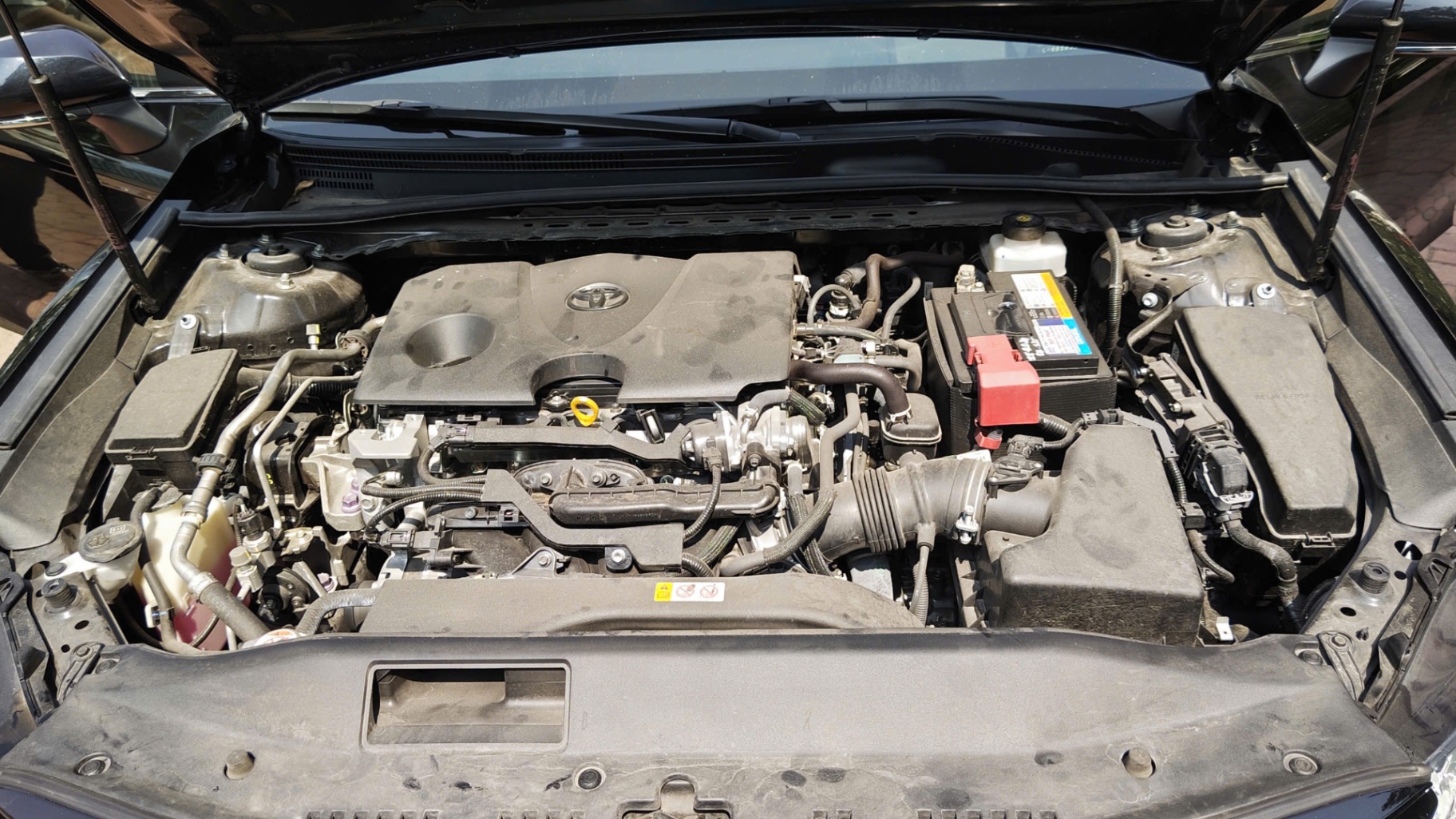 Toyota Camry 2.0Q 2022 - Khoang động cơ 2