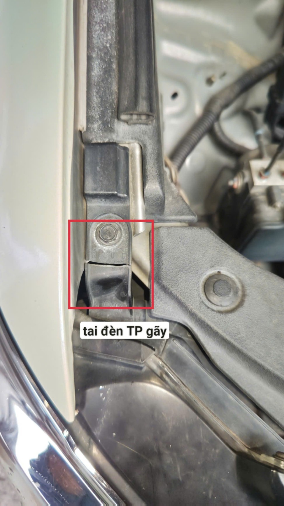 Toyota Camry 2.5G 2015 - Khoang động cơ 1