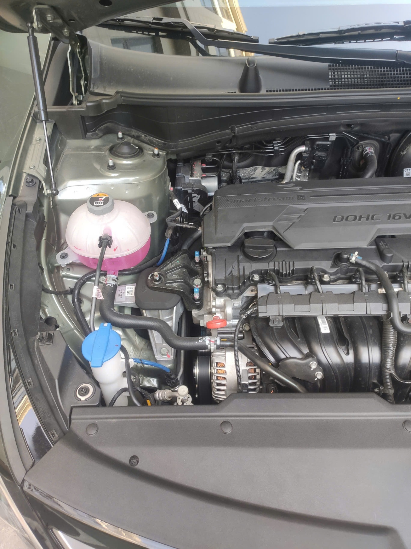 Kia Sportage Signature 2.0G 2024 - Khoang động cơ 1