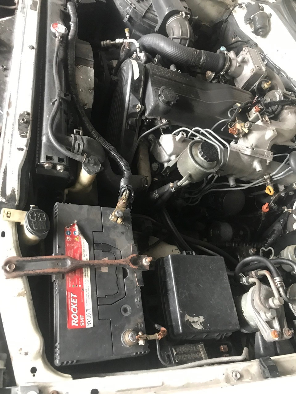 Toyota Land cruiser GX 4.2 MT 2001 - Khoang động cơ 1