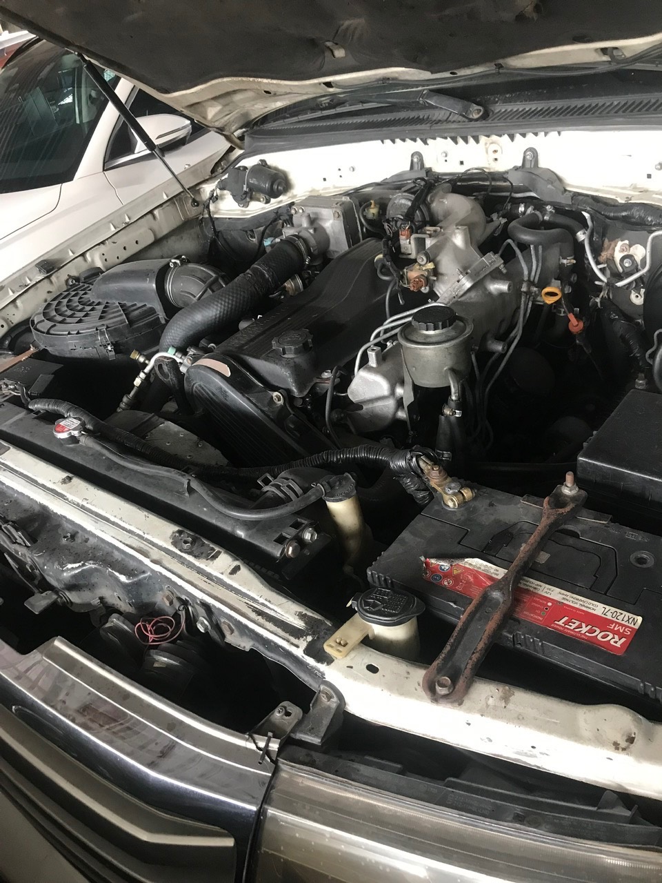 Toyota Land cruiser GX 4.2 MT 2001 - Khoang động cơ 2