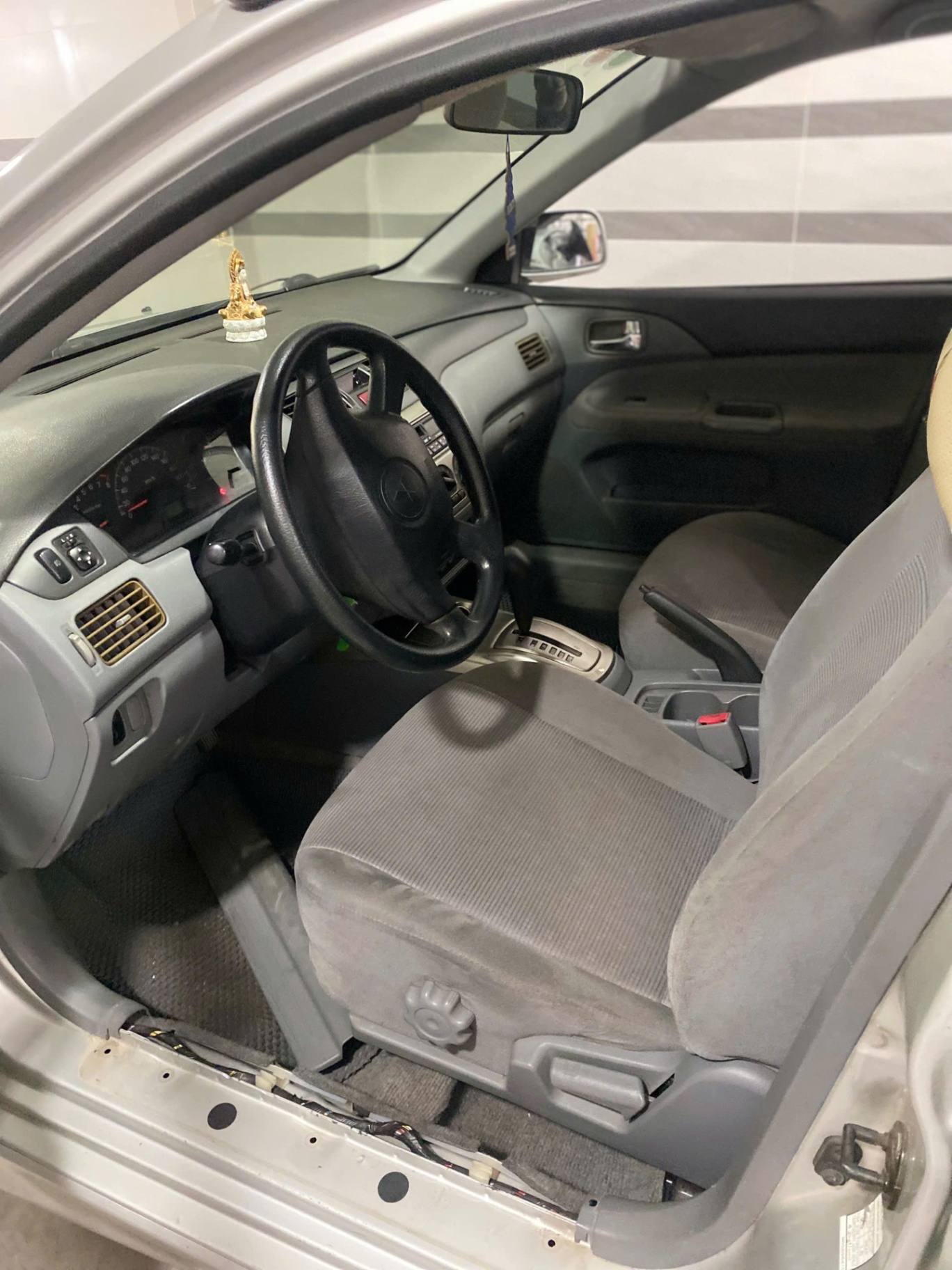 Mitsubishi Lancer Gala GLX 1.6AT 2004 - Nội thất 2