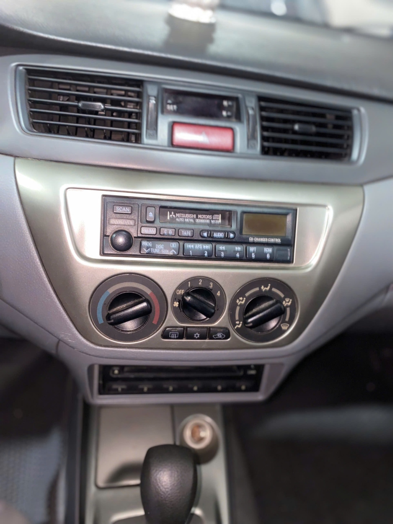 Mitsubishi Lancer Gala GLX 1.6AT 2004 - Nội thất 4