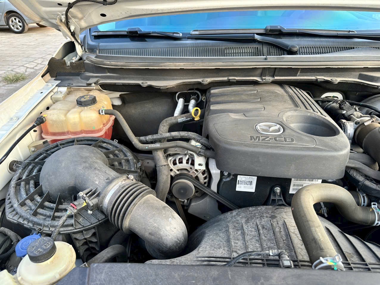 Mazda Bt50 Deluxe 2.2L 4x2 AT 2021 - Khoang động cơ 1