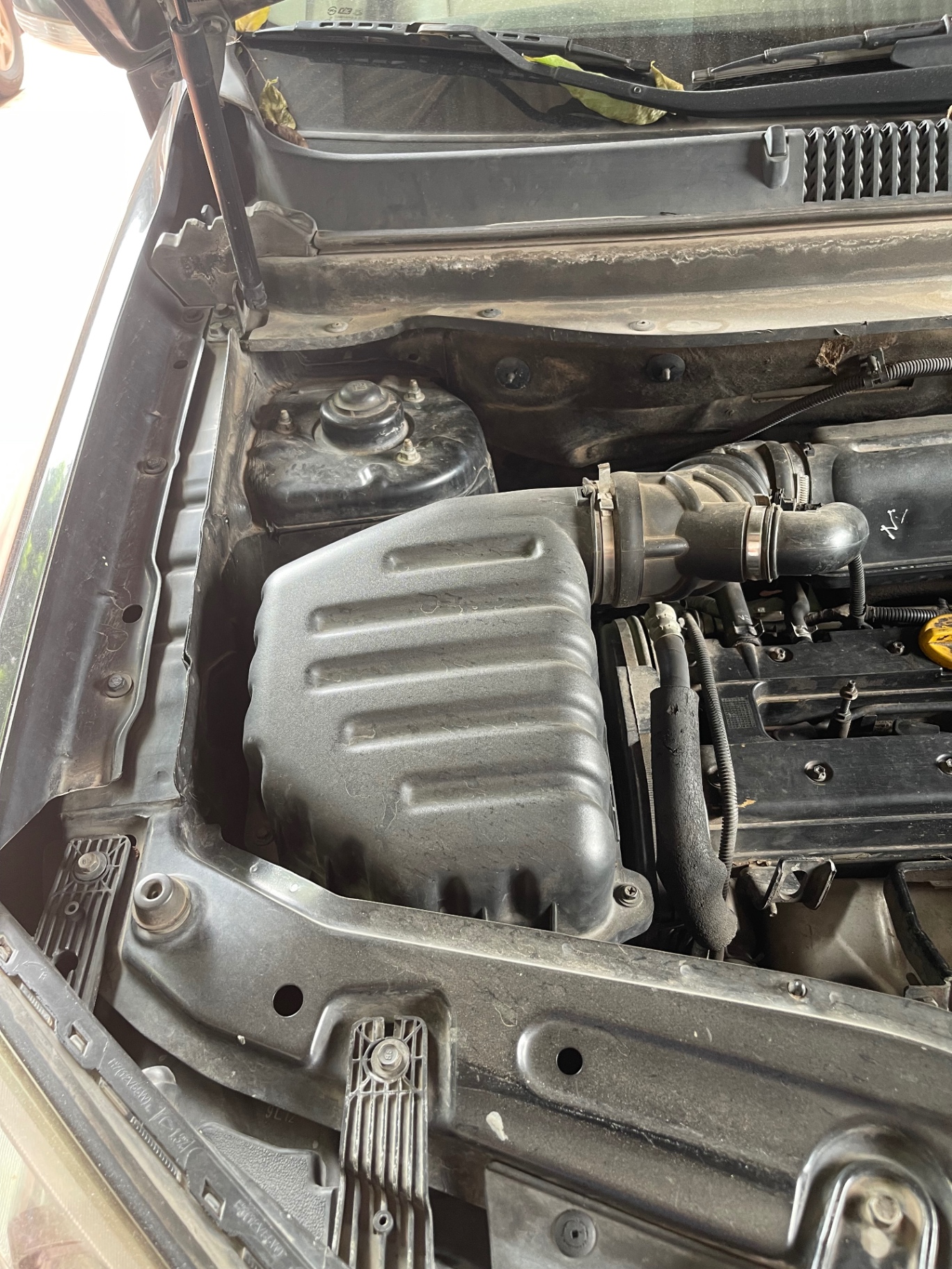 Chevrolet Captiva LT Maxx 2.4 MT 2010 - Khoang động cơ 1