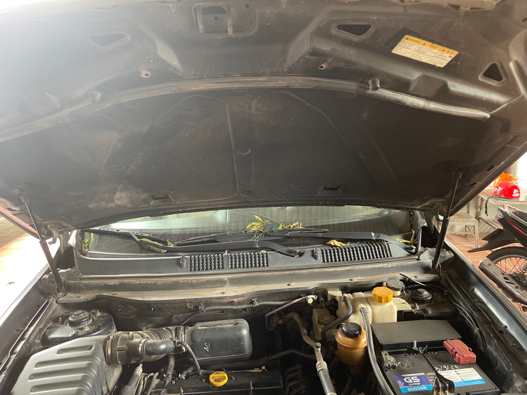Chevrolet Captiva LT Maxx 2.4 MT 2010 - Khoang động cơ 2