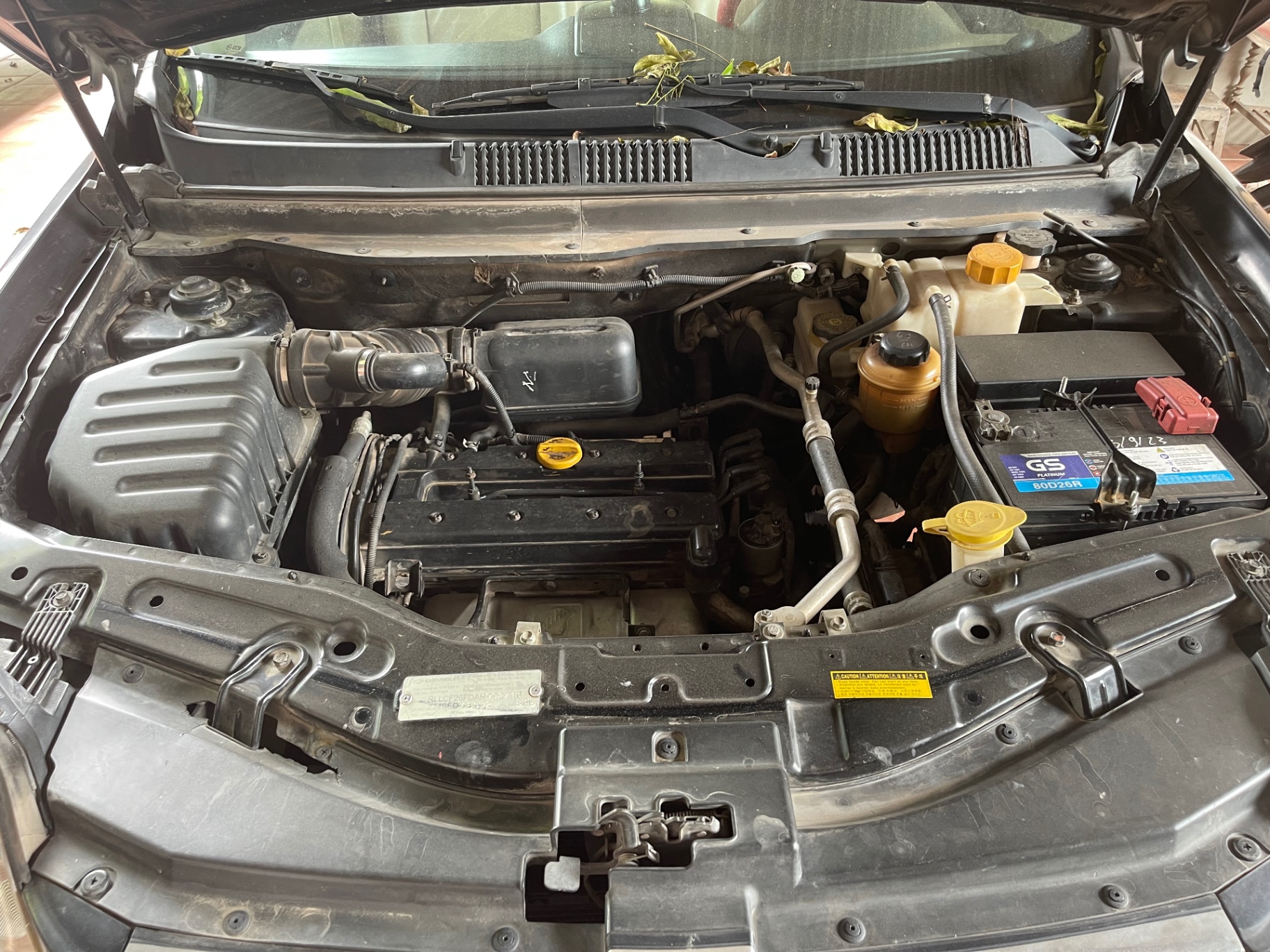 Chevrolet Captiva LT Maxx 2.4 MT 2010 - Khoang động cơ 3