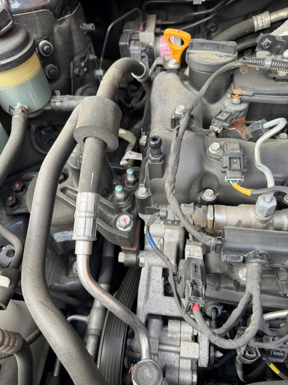 Kia Sedona 2.2 DAT Luxury 2021 - Khoang động cơ 9
