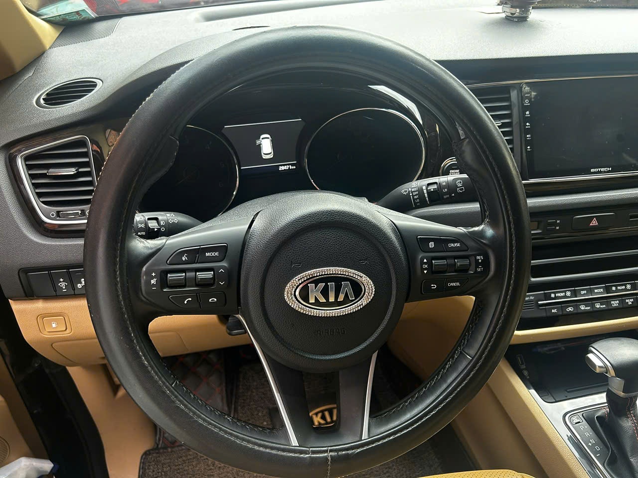 Kia Sedona 2.2 DAT Luxury 2021 - Nội thất 28