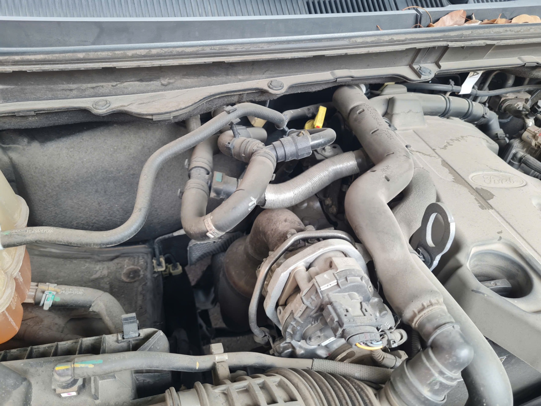 Ford Everest Titanium 2.0L 4x2 AT 2021 - Khoang động cơ 2