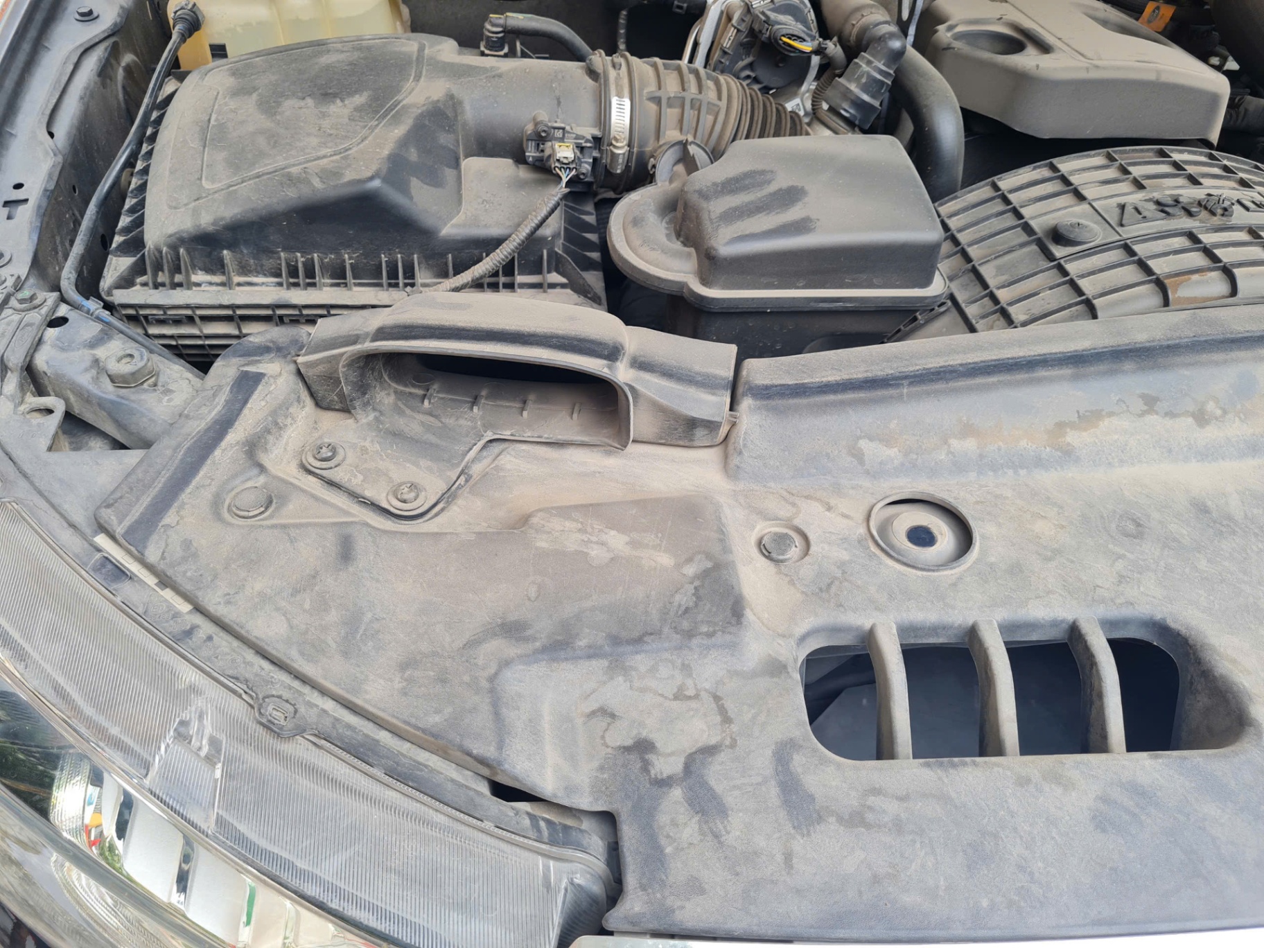 Ford Everest Titanium 2.0L 4x2 AT 2021 - Khoang động cơ 3