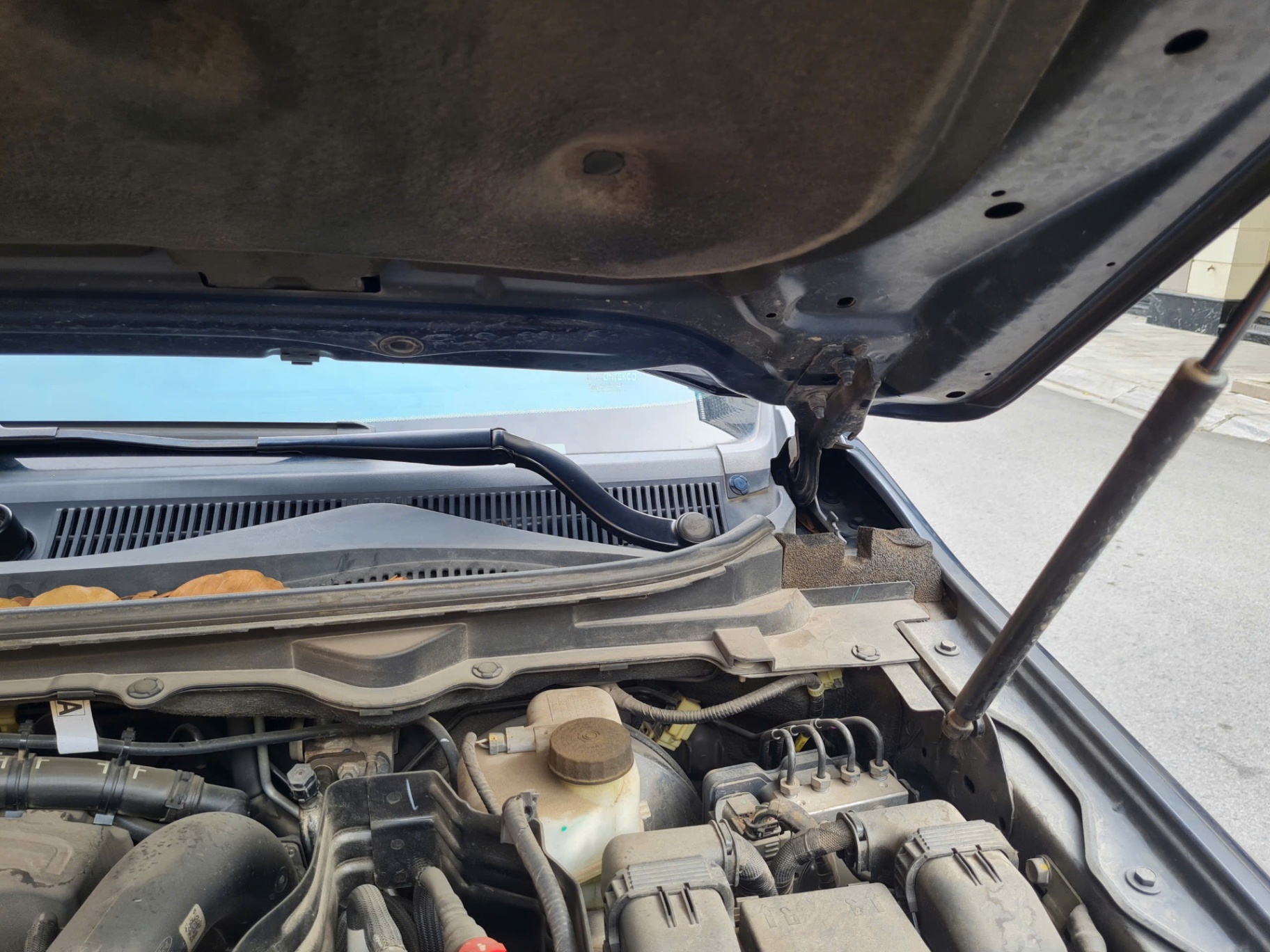 Ford Everest Titanium 2.0L 4x2 AT 2021 - Khoang động cơ 5