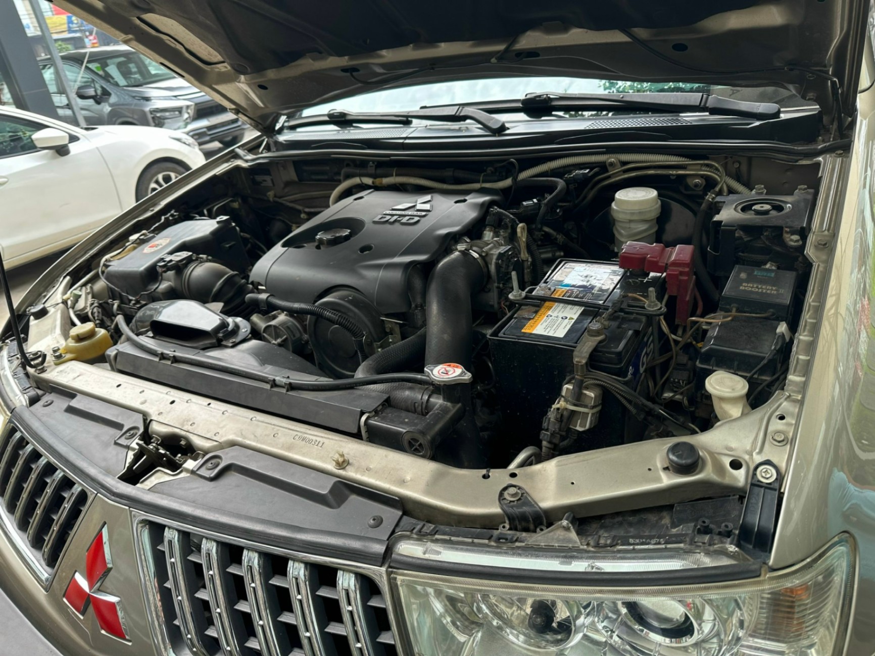Mitsubishi Pajero 2014 - Khoang động cơ 1