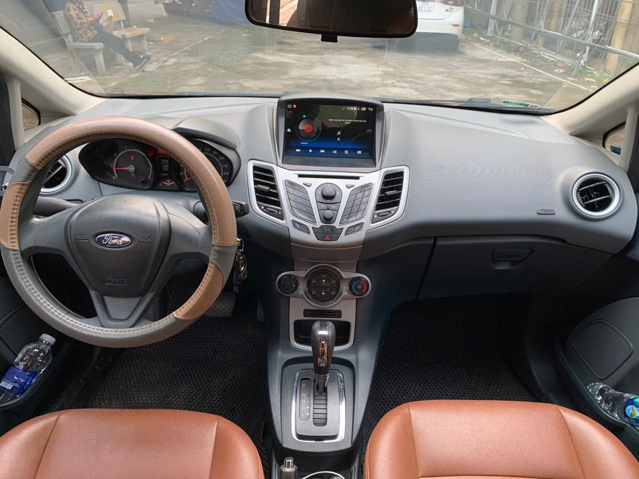 Ford Fiesta 2011 - Nội thất 2