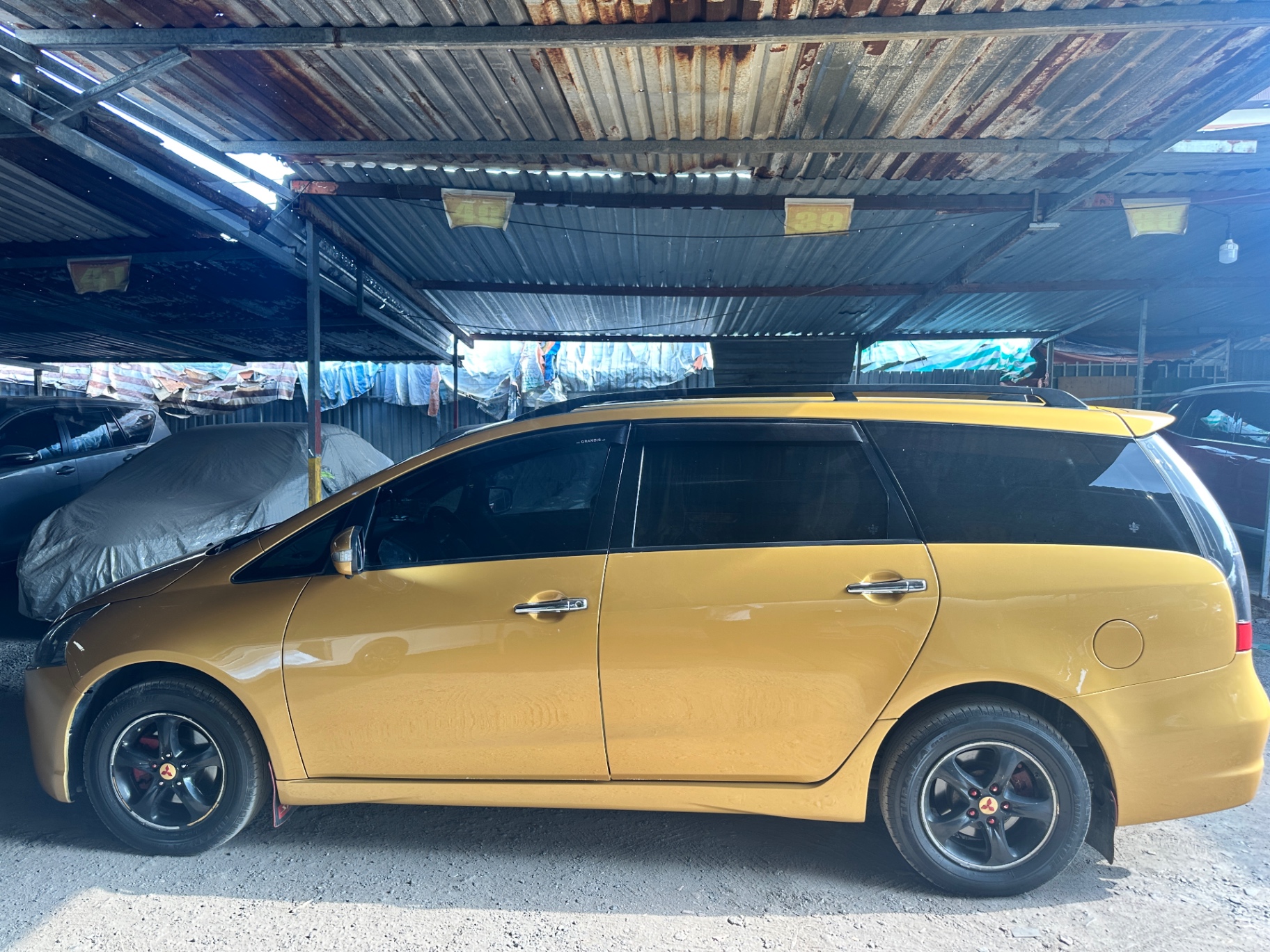 Mitsubishi Grandis 2.4 AT 2006 - Ngoại thất 4