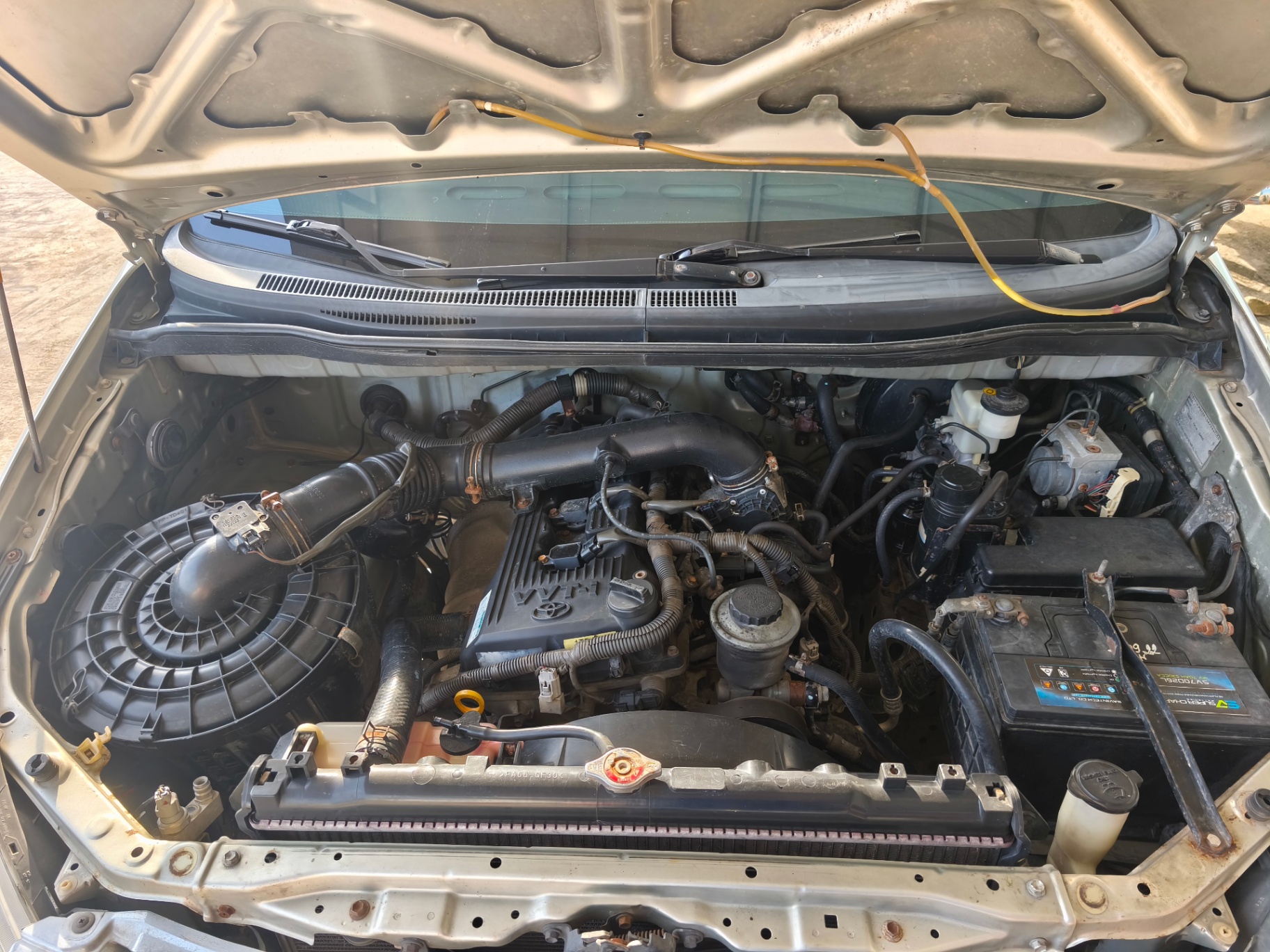 Toyota Innova G 2008 - Khoang động cơ 1