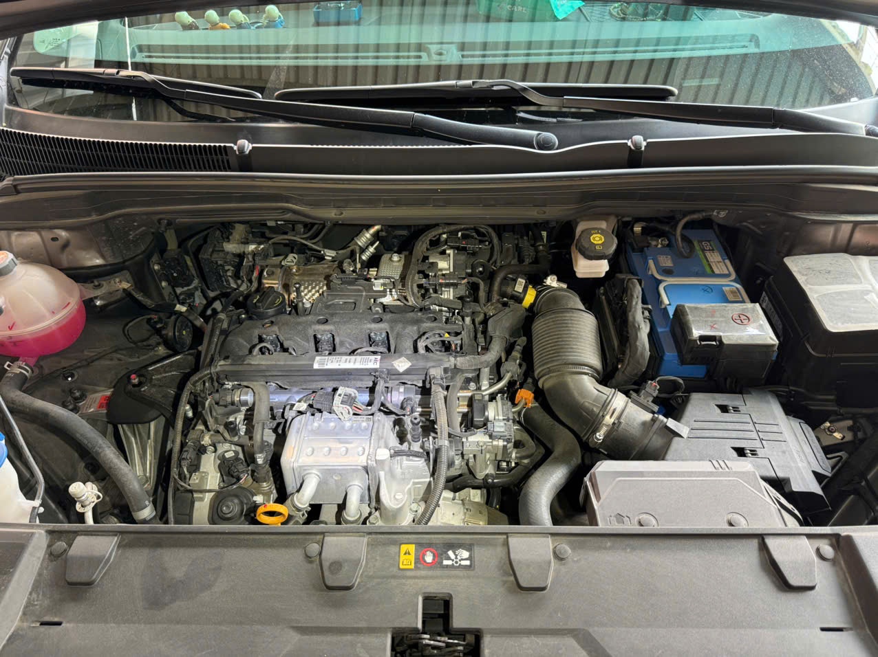 Kia Carnival 2024 Premium 2.2D 7S - Khoang động cơ 3