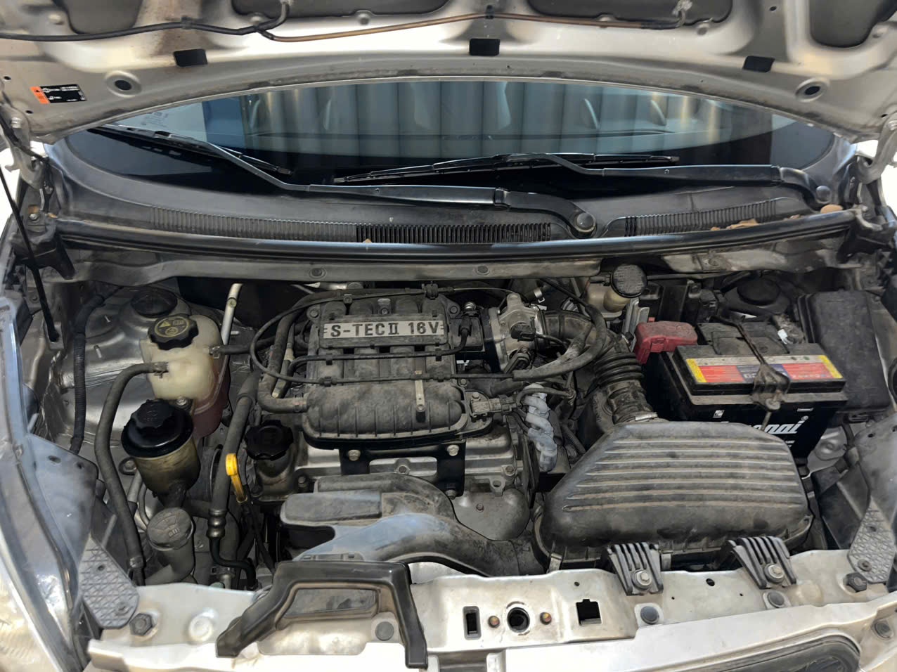 Chevrolet Spark LT 1.0 MT 2014 - Khoang động cơ 1