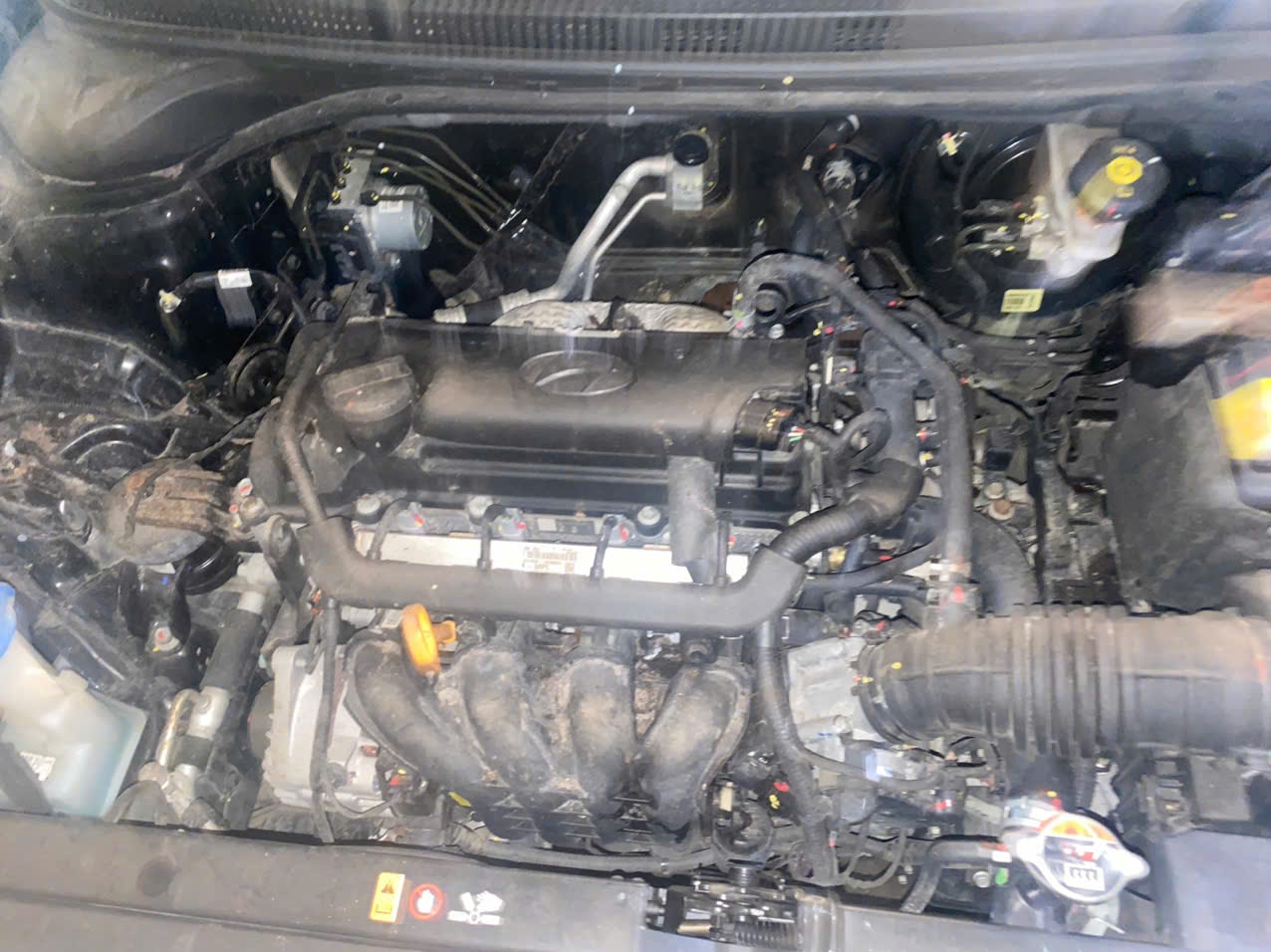 Hyundai Accent 1.4 AT 2021 - Khoang động cơ 1