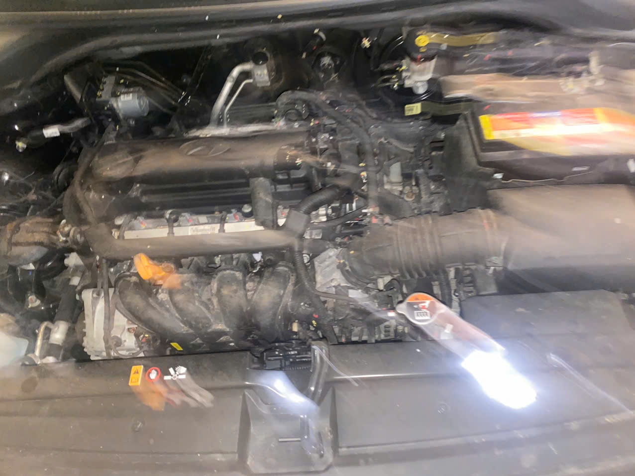 Hyundai Accent 1.4 AT 2021 - Khoang động cơ 2