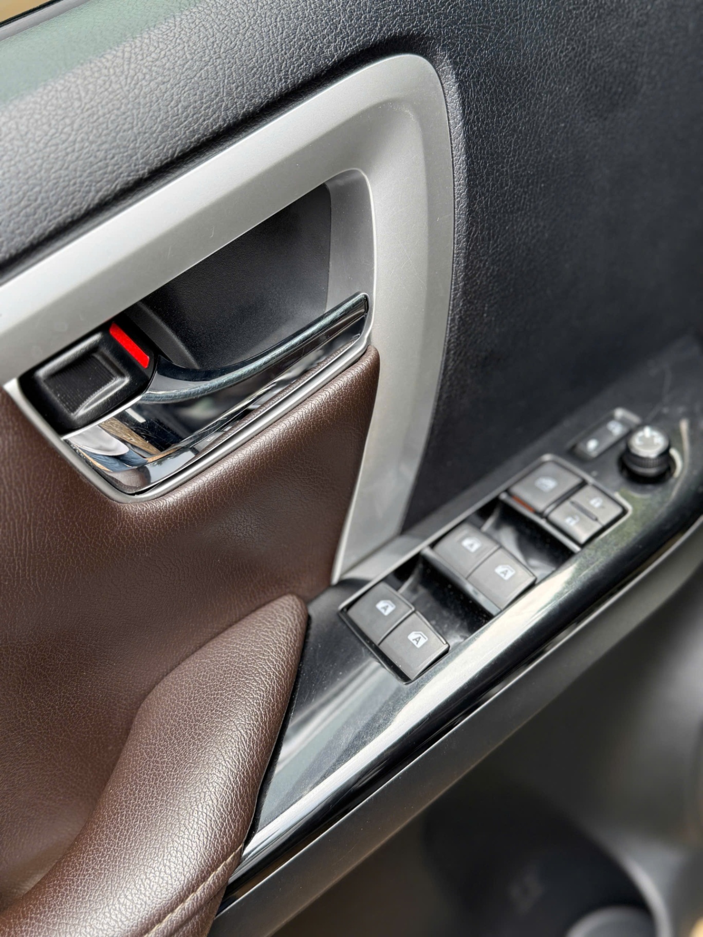 Toyota Fortuner 2019 2.7V 4x2 AT - Nội thất 12