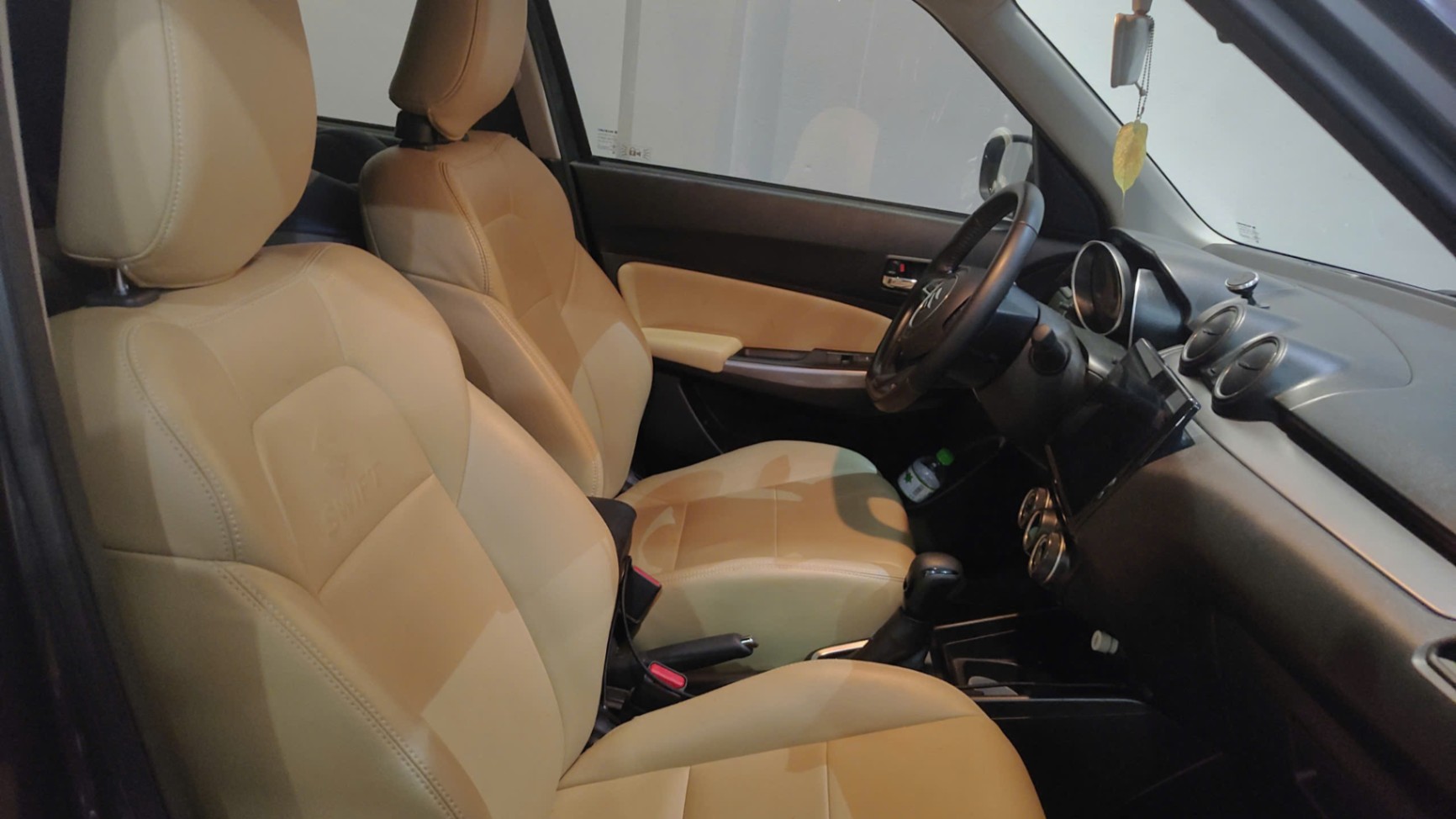 Suzuki Swift GLX 1.2 AT 2021 - Nội thất 2