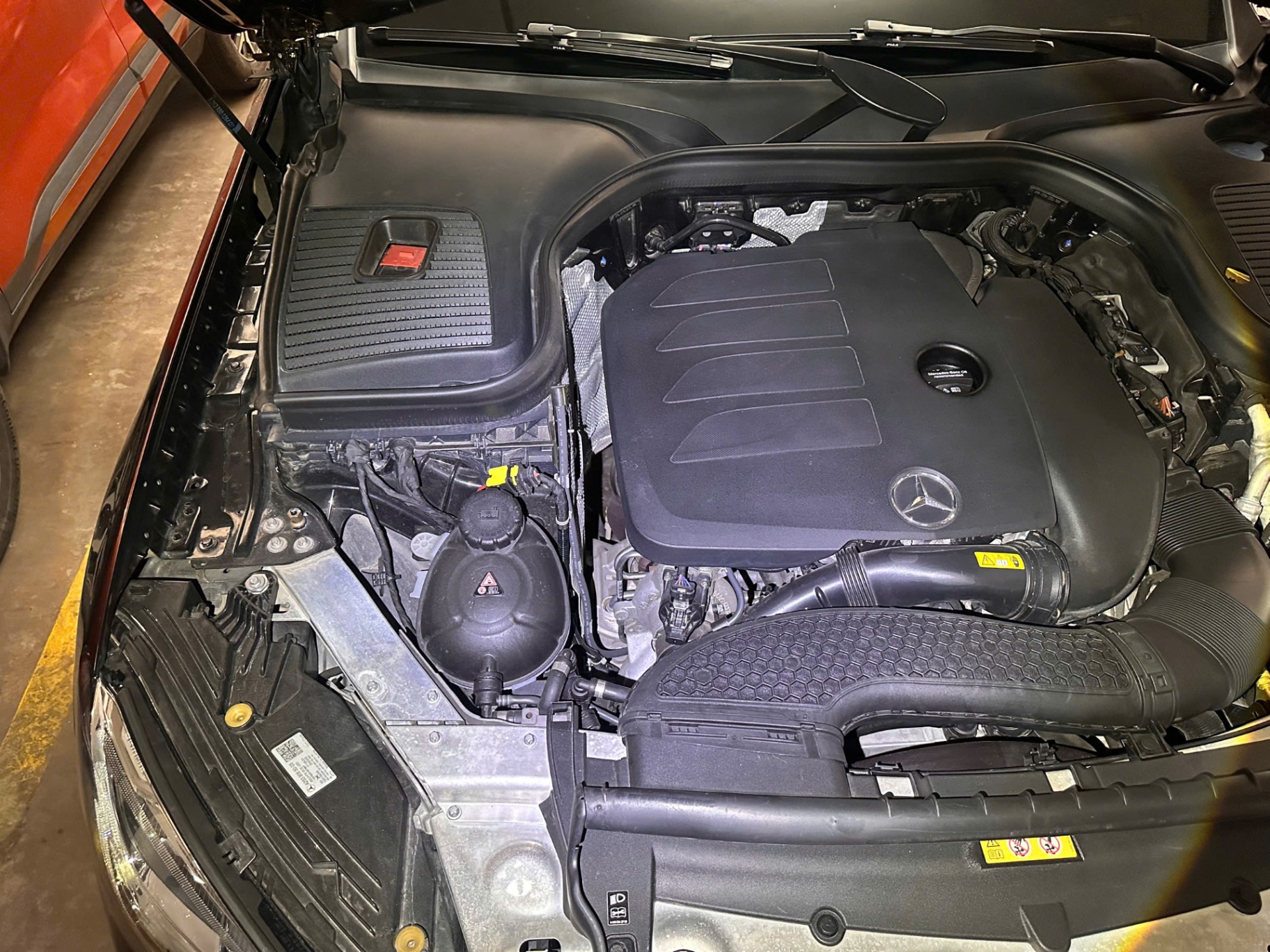 Mercedes GLC 2021 300 4Matic - Khoang động cơ 1