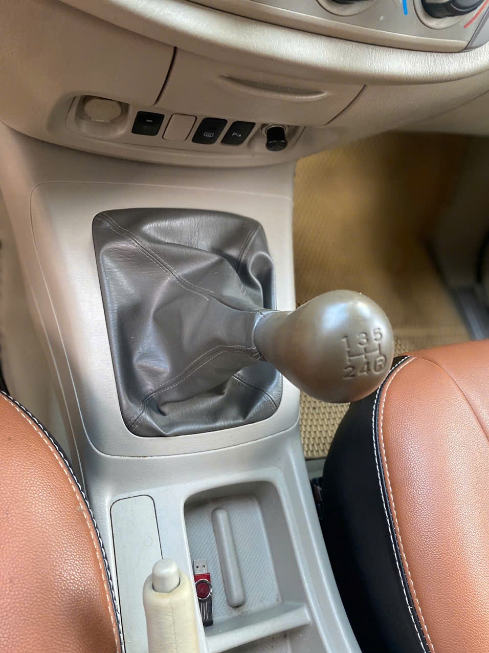 Toyota Innova 2.0E 2014 - Nội thất 7