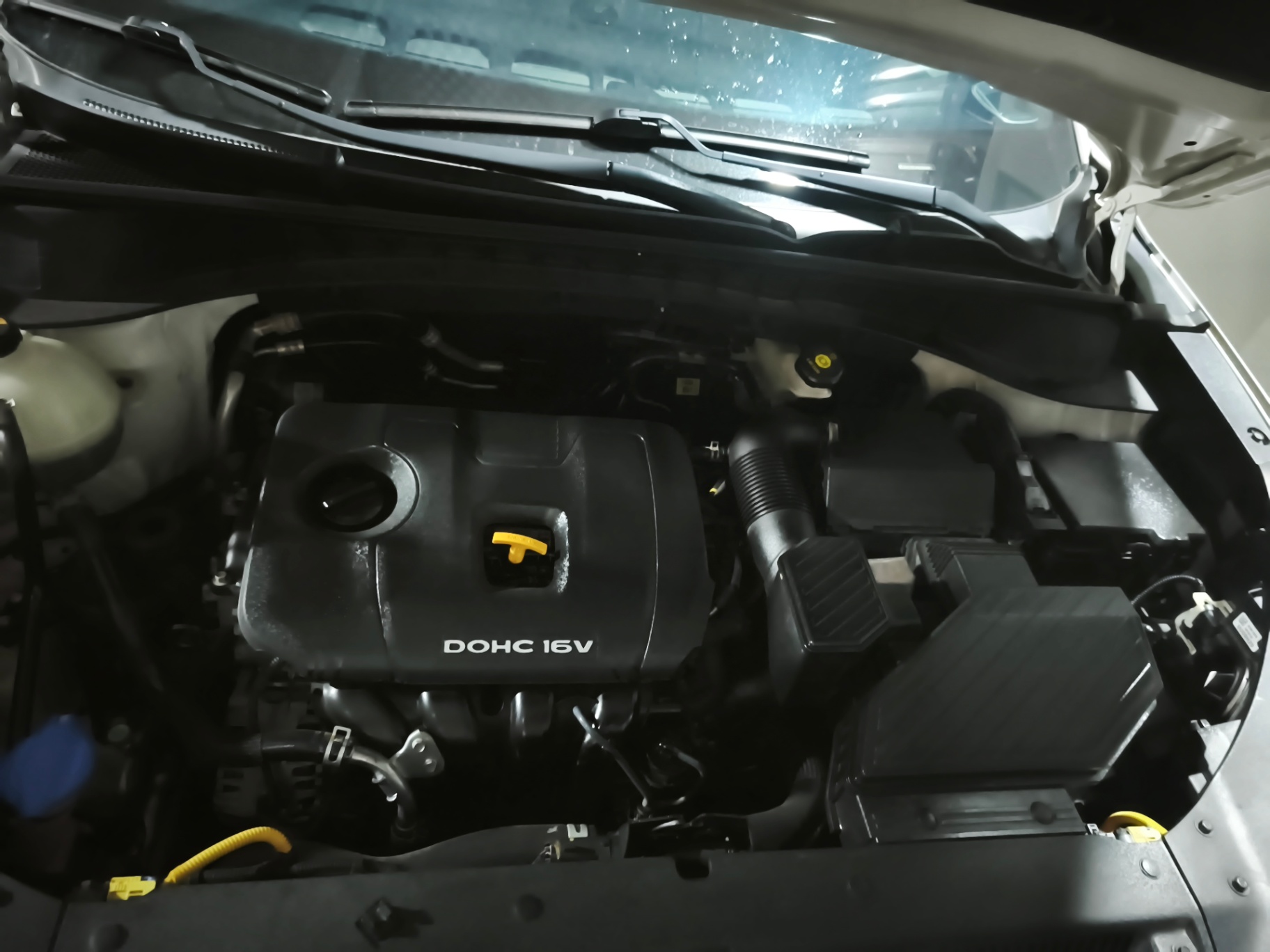Hyundai Tucson 2.0 AT 2018 - Khoang động cơ 1
