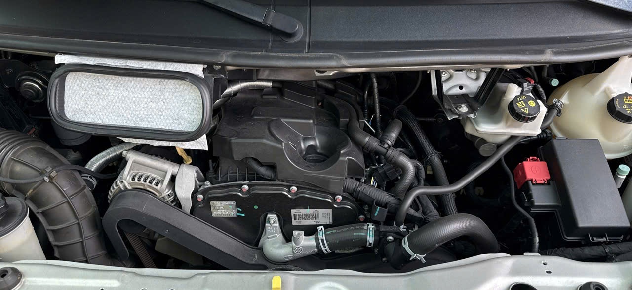 Ford Transit 2023 - Khoang động cơ 1