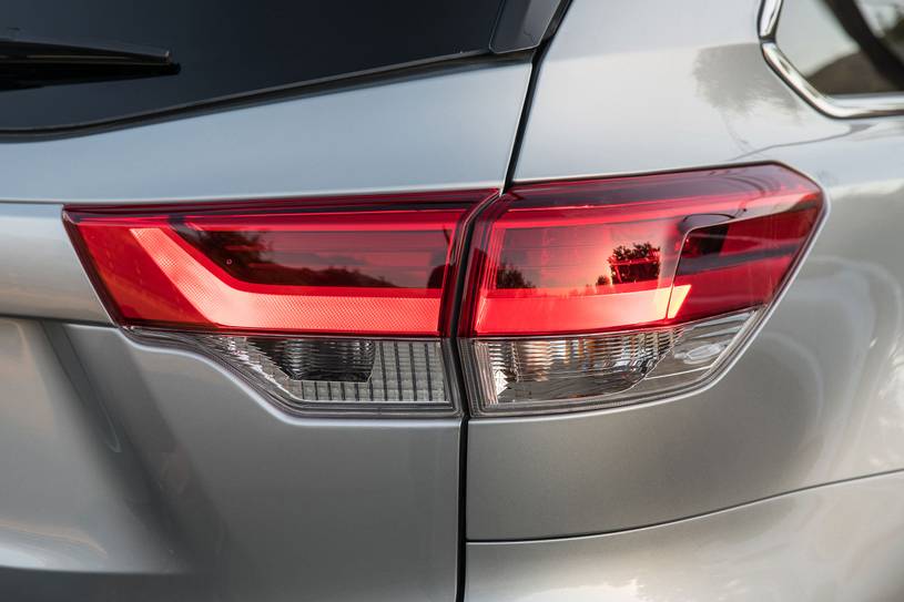 Đánh giá Toyota Highlander 2019 đuôi xe.jpg
