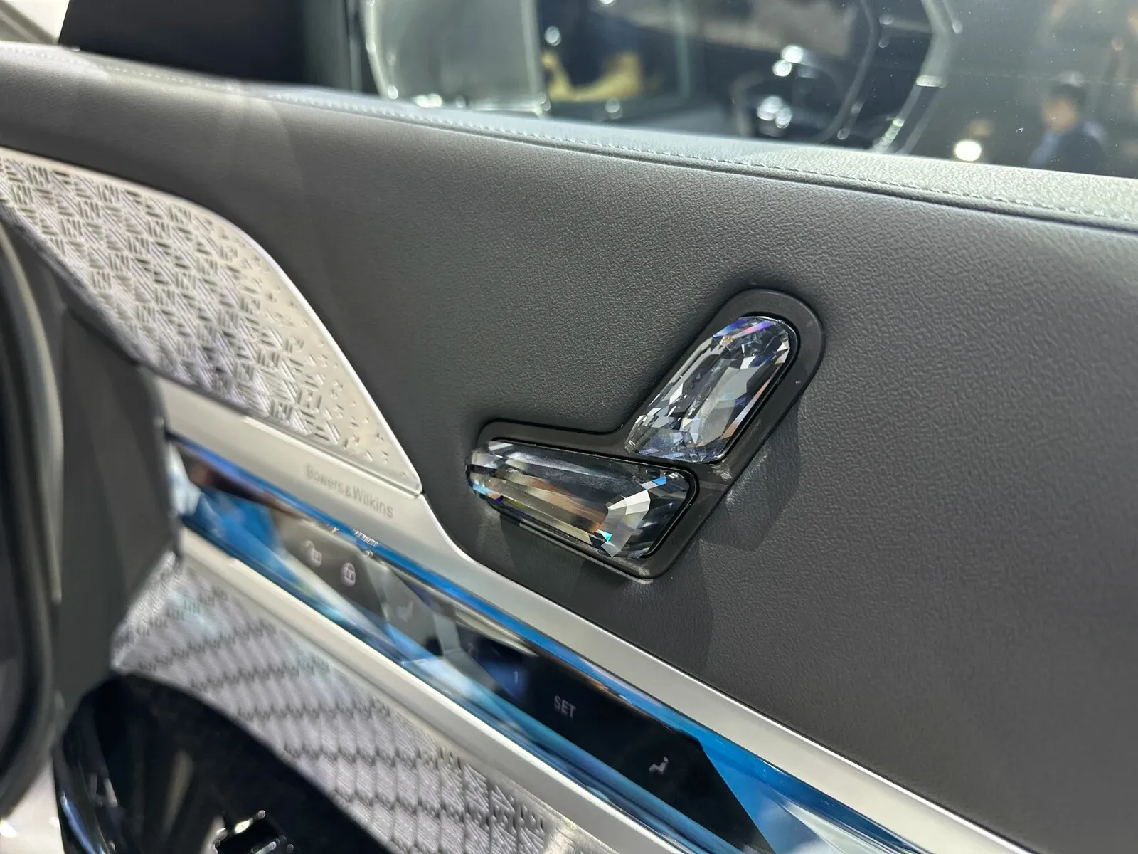 Hệ thống âm thanh vòm BMW IconicSounds Electric gồm 35 loa Bowers & Wilkins Diamond