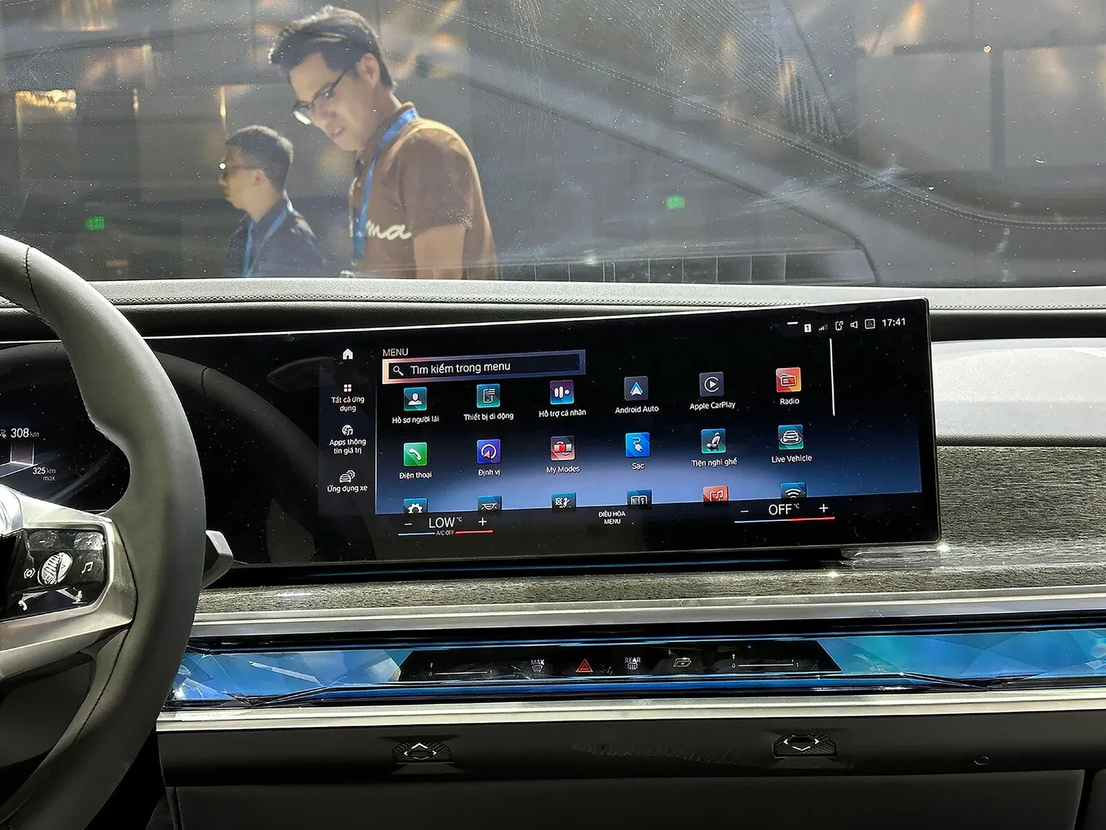 Màn hình cong dạng đôi, kích thước 12,3 inch và 14,9 inch từ trái sang phải