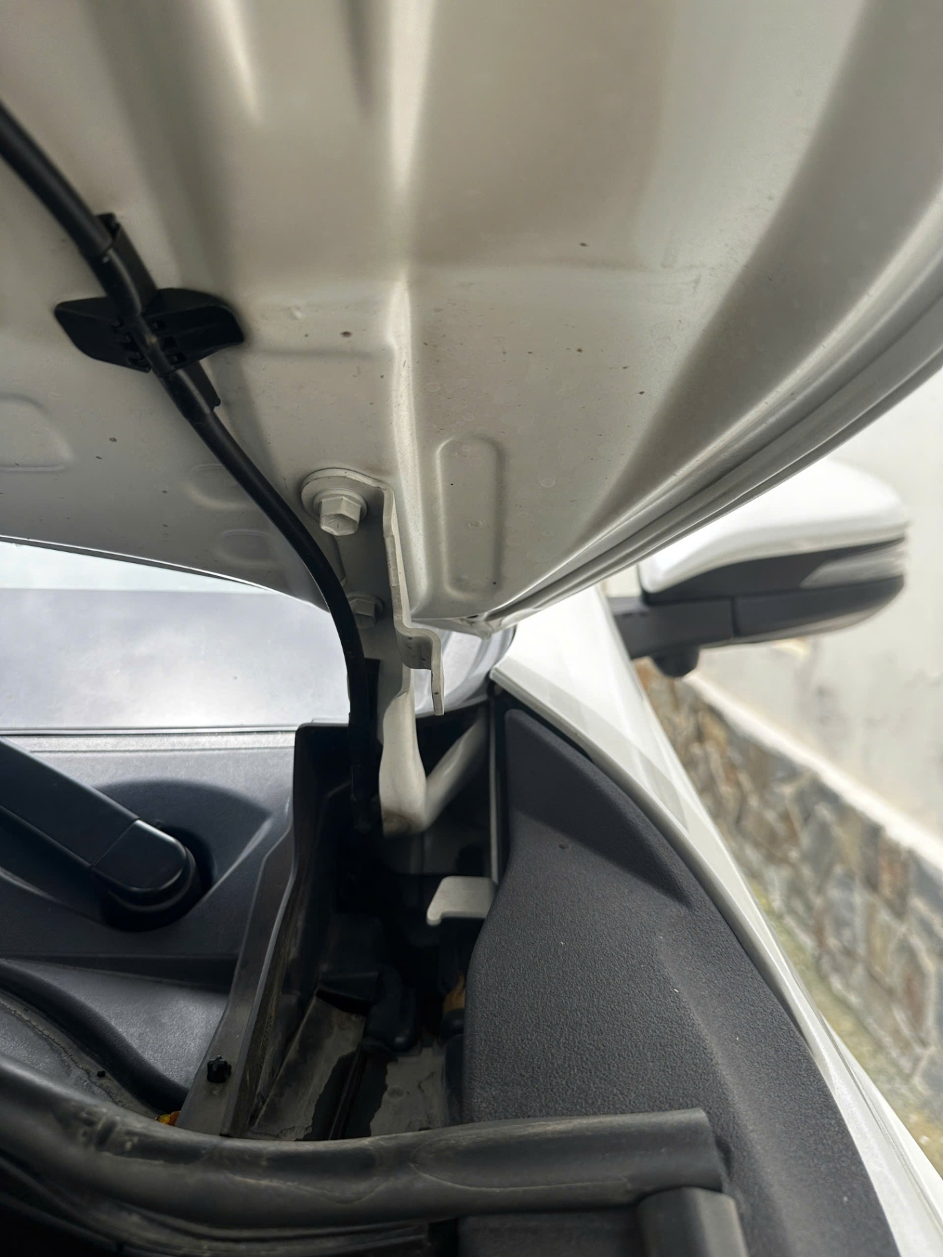 Toyota Fortuner 2.4G 4x2 AT Legender 2021 - Khoang động cơ 2