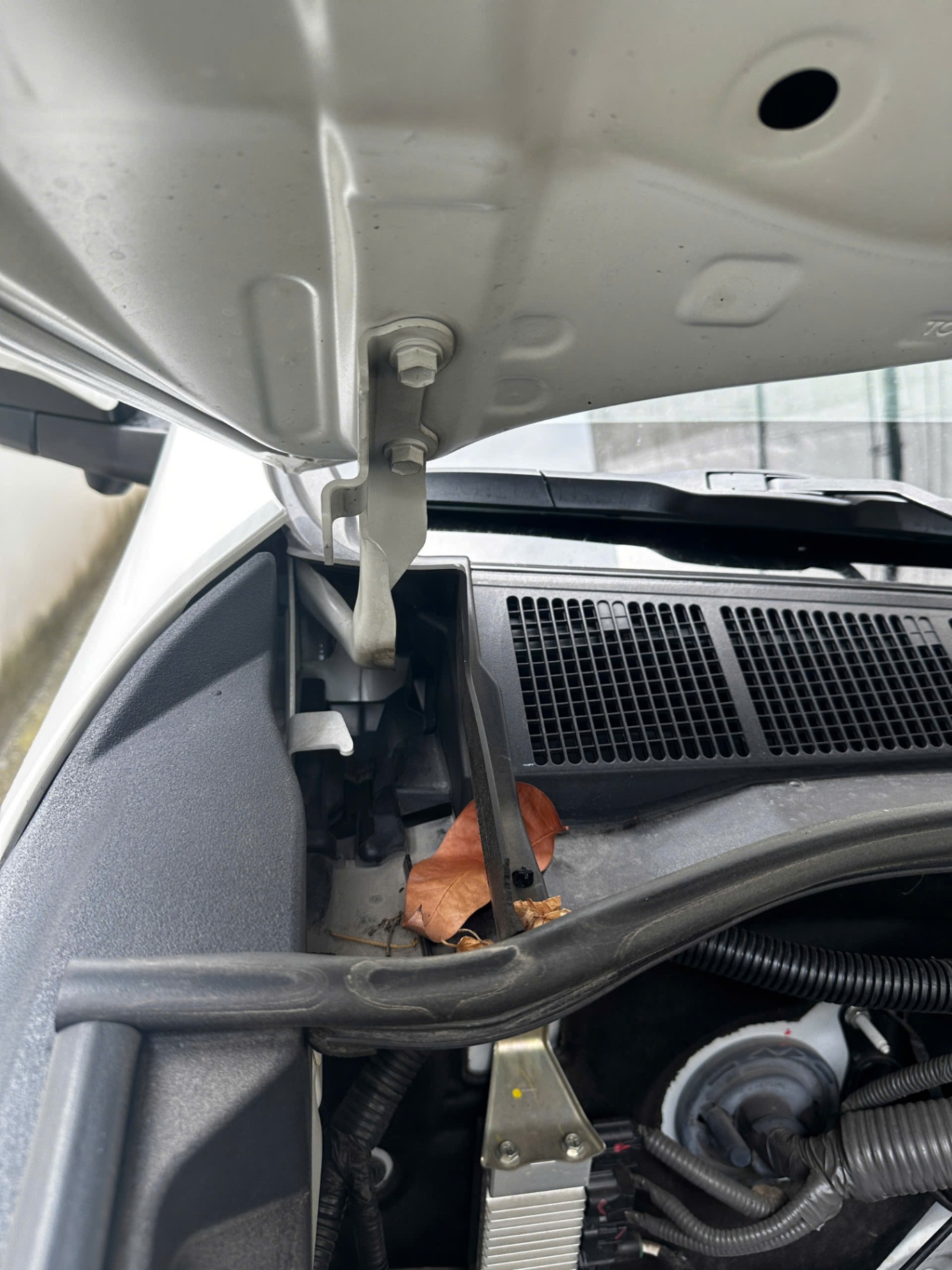 Toyota Fortuner 2.4G 4x2 AT Legender 2021 - Khoang động cơ 4